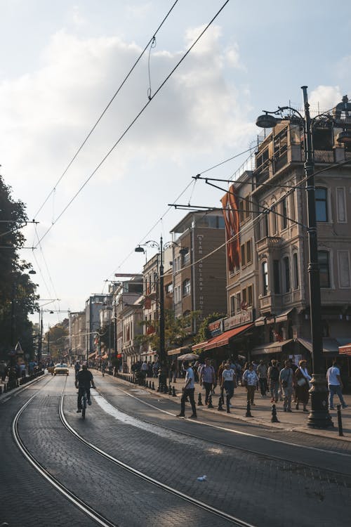 Orang Berjalan Dan Mengendarai Sepeda Di Jalanan Pada Siang Hari