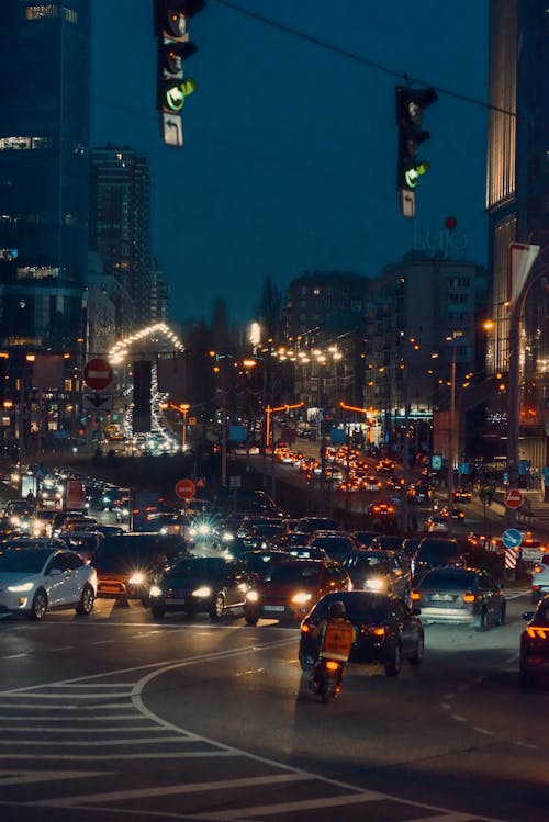 Kostenloses Stock Foto zu allee, autos, innenstadt