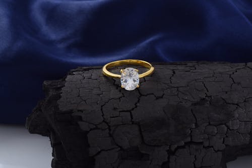 Kostenloses Stock Foto zu accessoire, blauem hintergrund, diamant