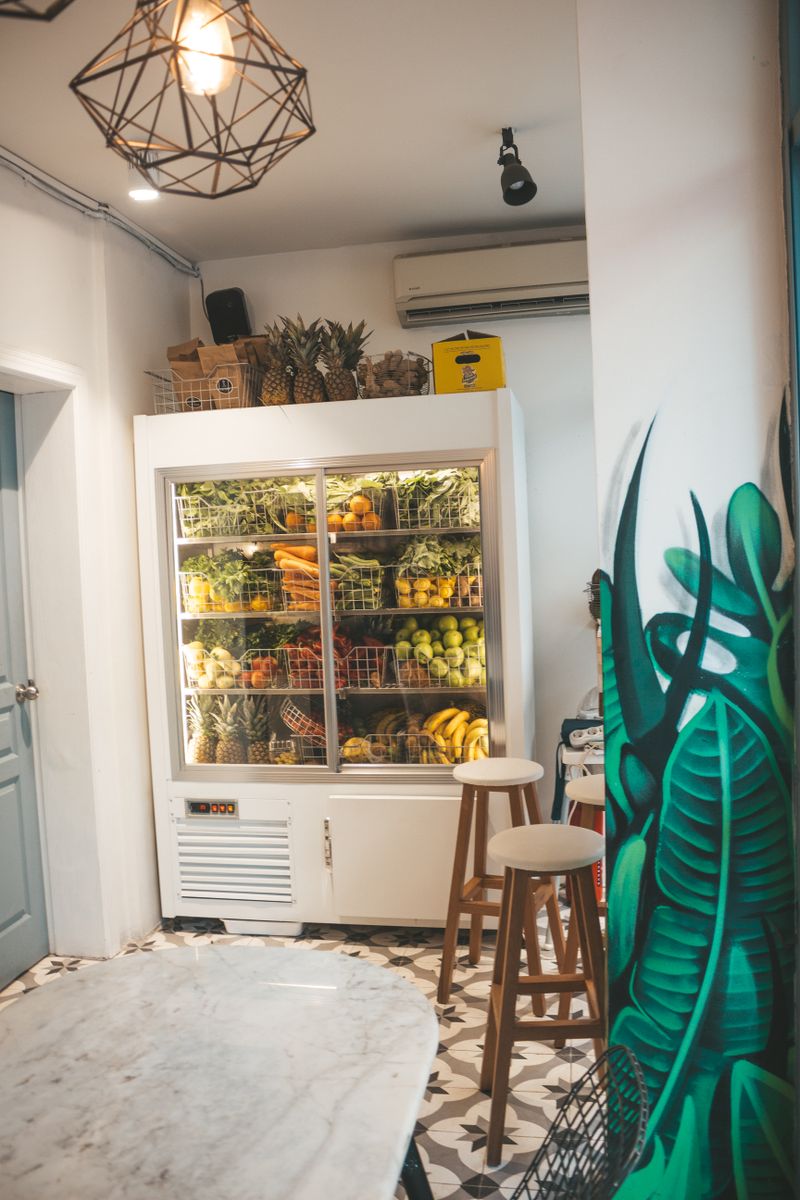 Frigorífico moderno en cocina de hogar en Gran Canaria con buena conservación tras reparación profesional