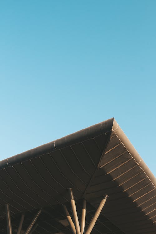Ücretsiz Mavi Gökyüzü Altında Kahverengi çatı Düşük Açılı Fotoğraf çekimi Stok Fotoğraflar