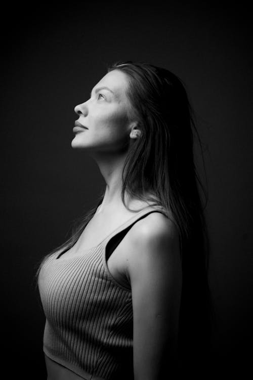 Imagine de stoc gratuită din alb-negru, femeie, fotografiere verticală