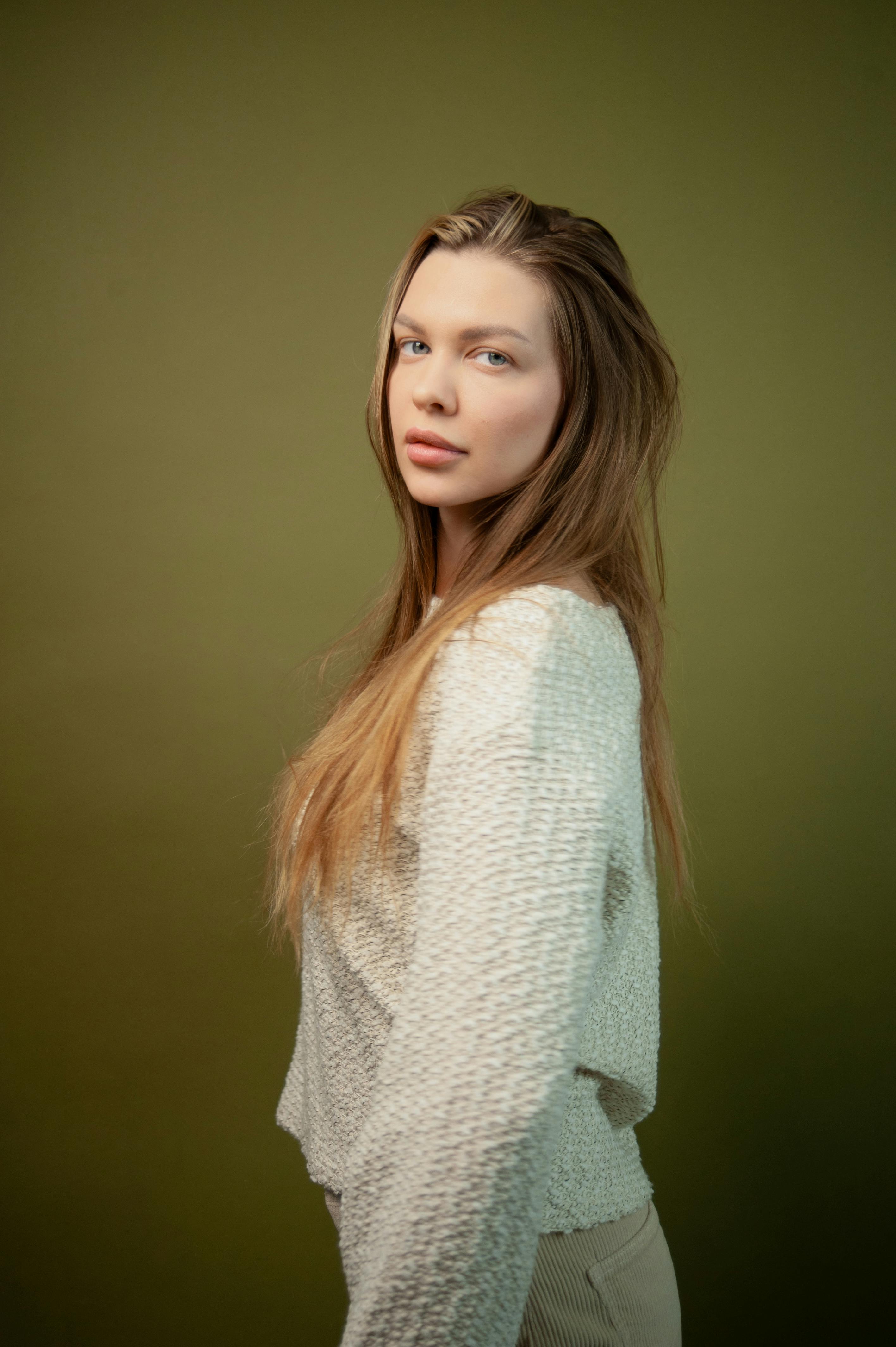 bezplatná Žena Stojící Ve Studiu Základová fotografie