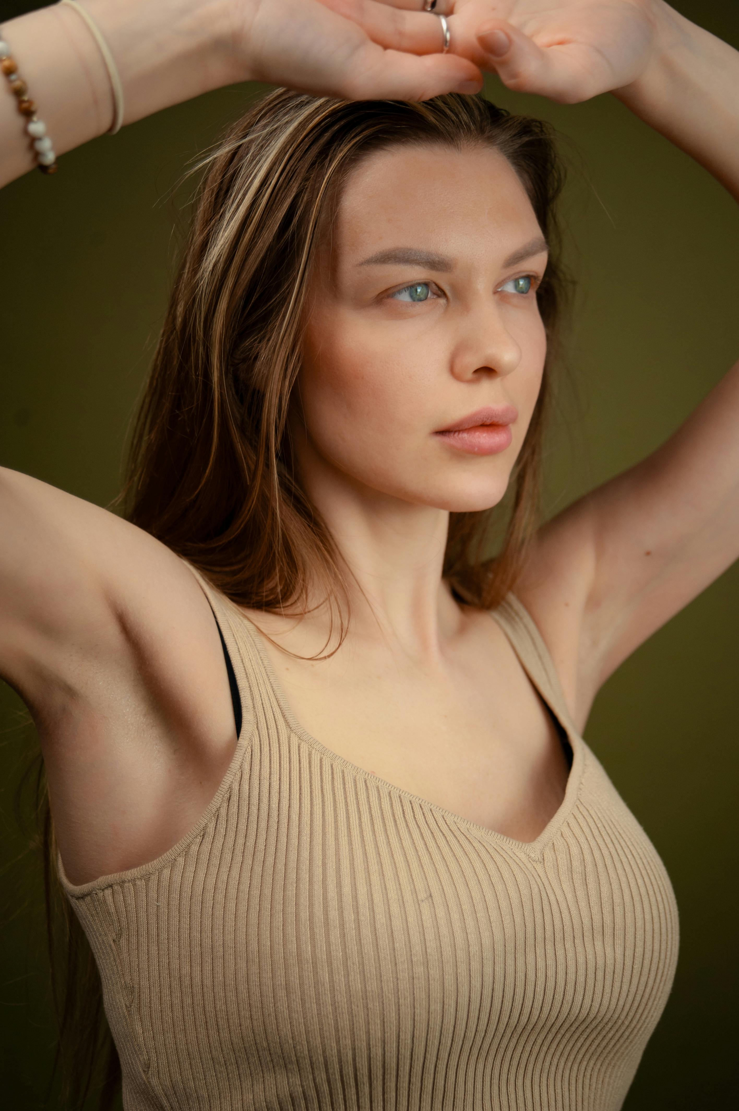 Gratis Una Donna Con Le Braccia Alzate  Foto a disposizione