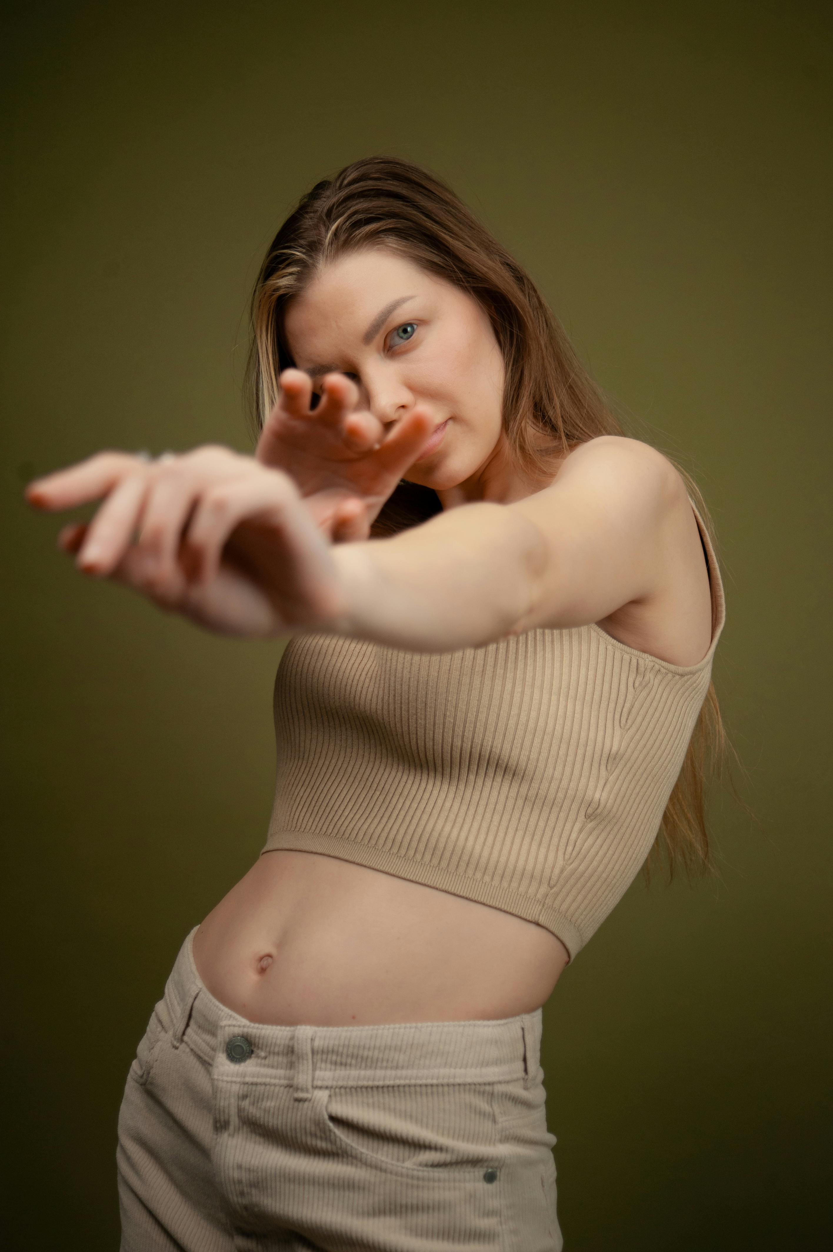 Δωρεάν γυναίκα με μπεζ Crop Top και παντελόνι Φωτογραφία από στοκ φωτογραφιών