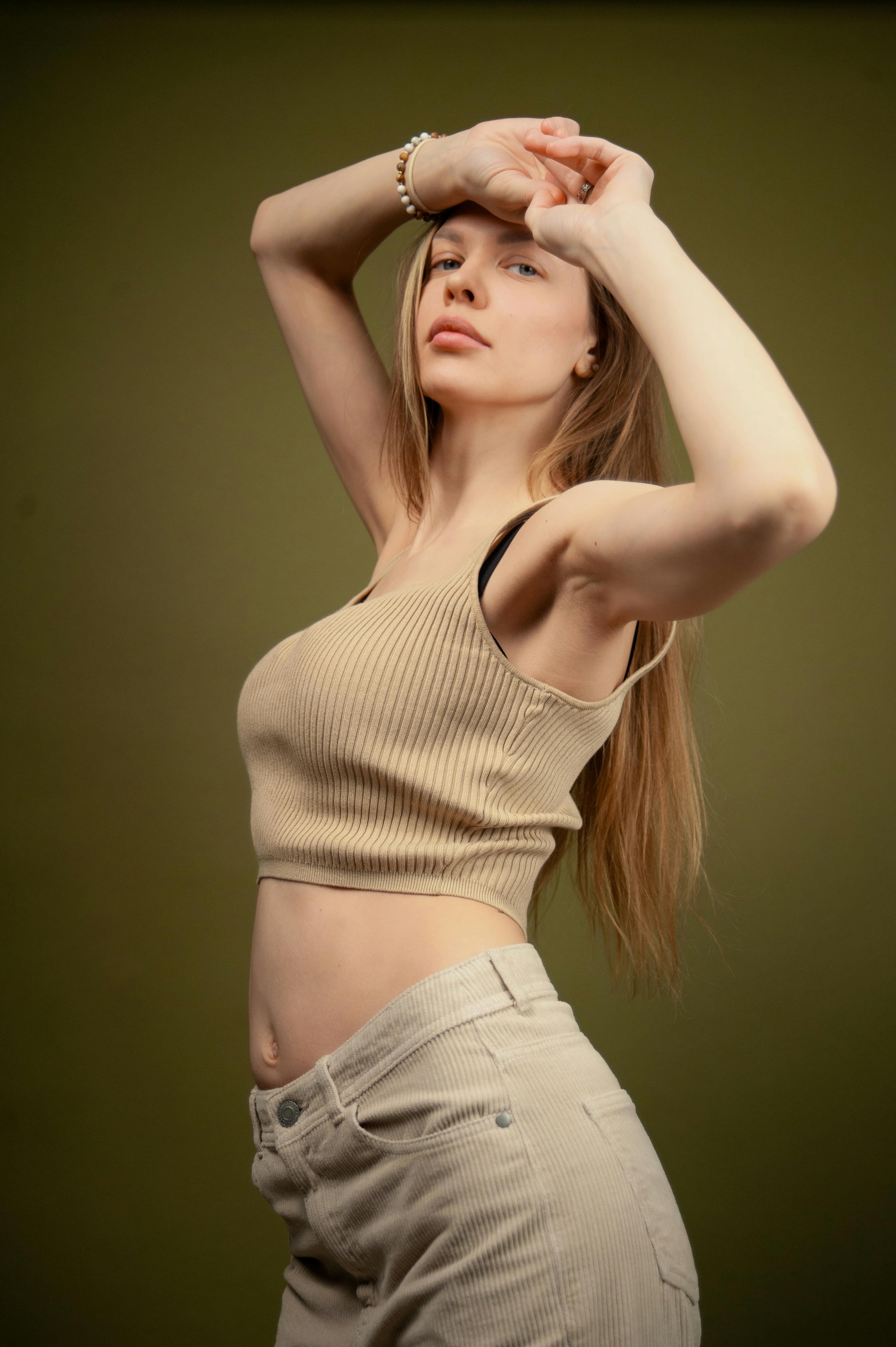 Kostenlos Eine Frau Posiert In Einem Studio Stock-Foto