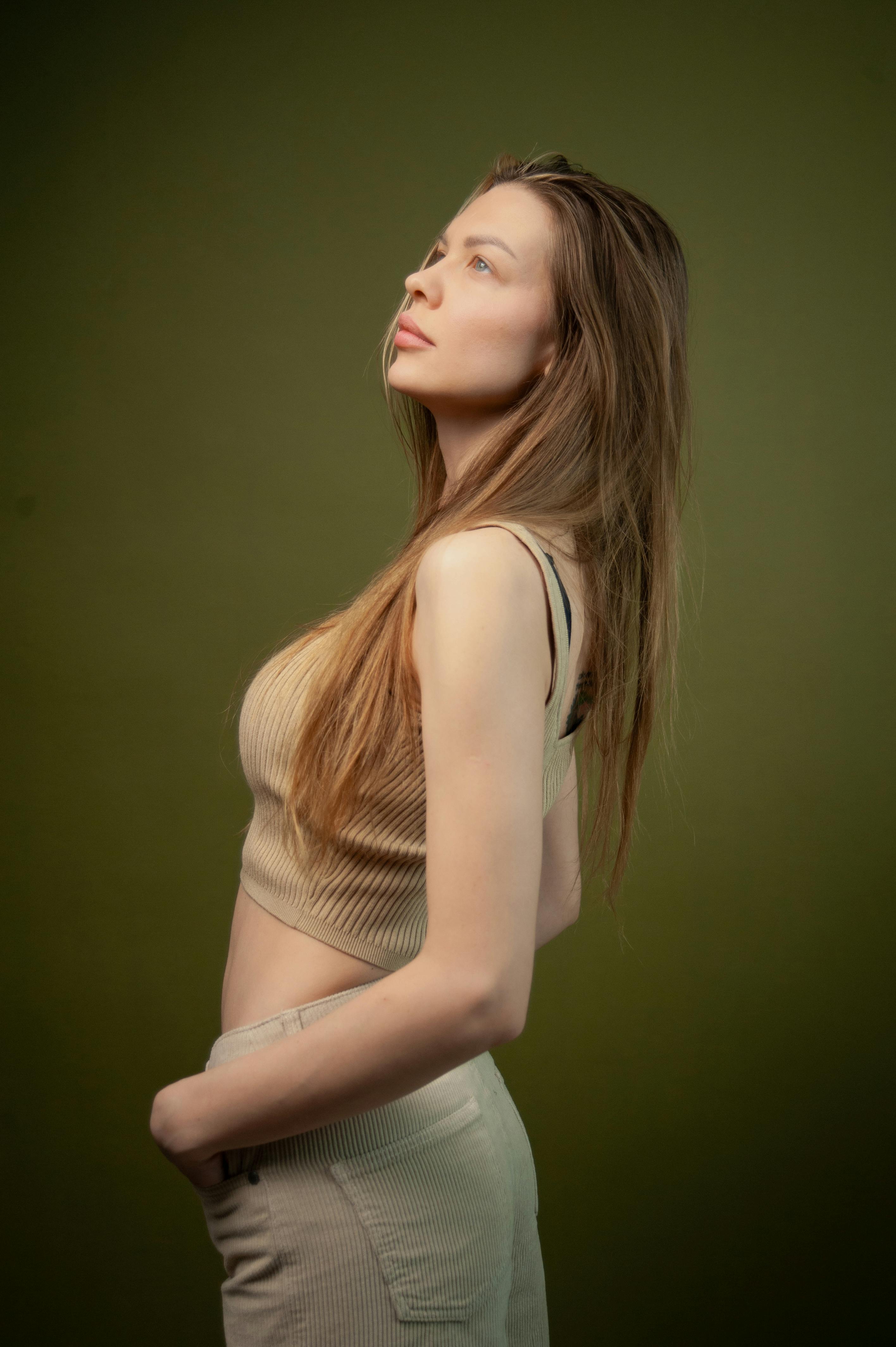 gratis Een Vrouw Staat In Een Studio Stockfoto