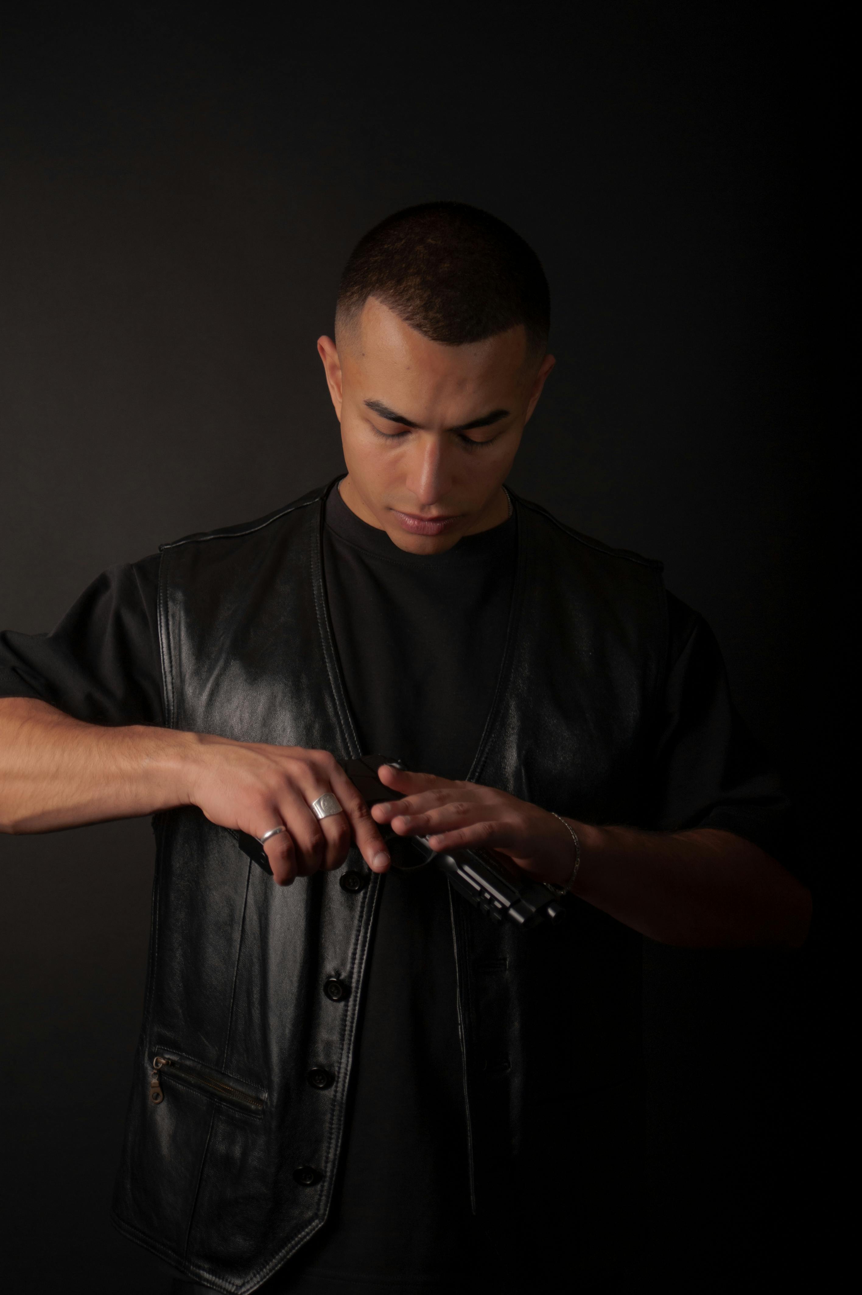 Gratis Un Hombre Con Una Pistola Foto de stock