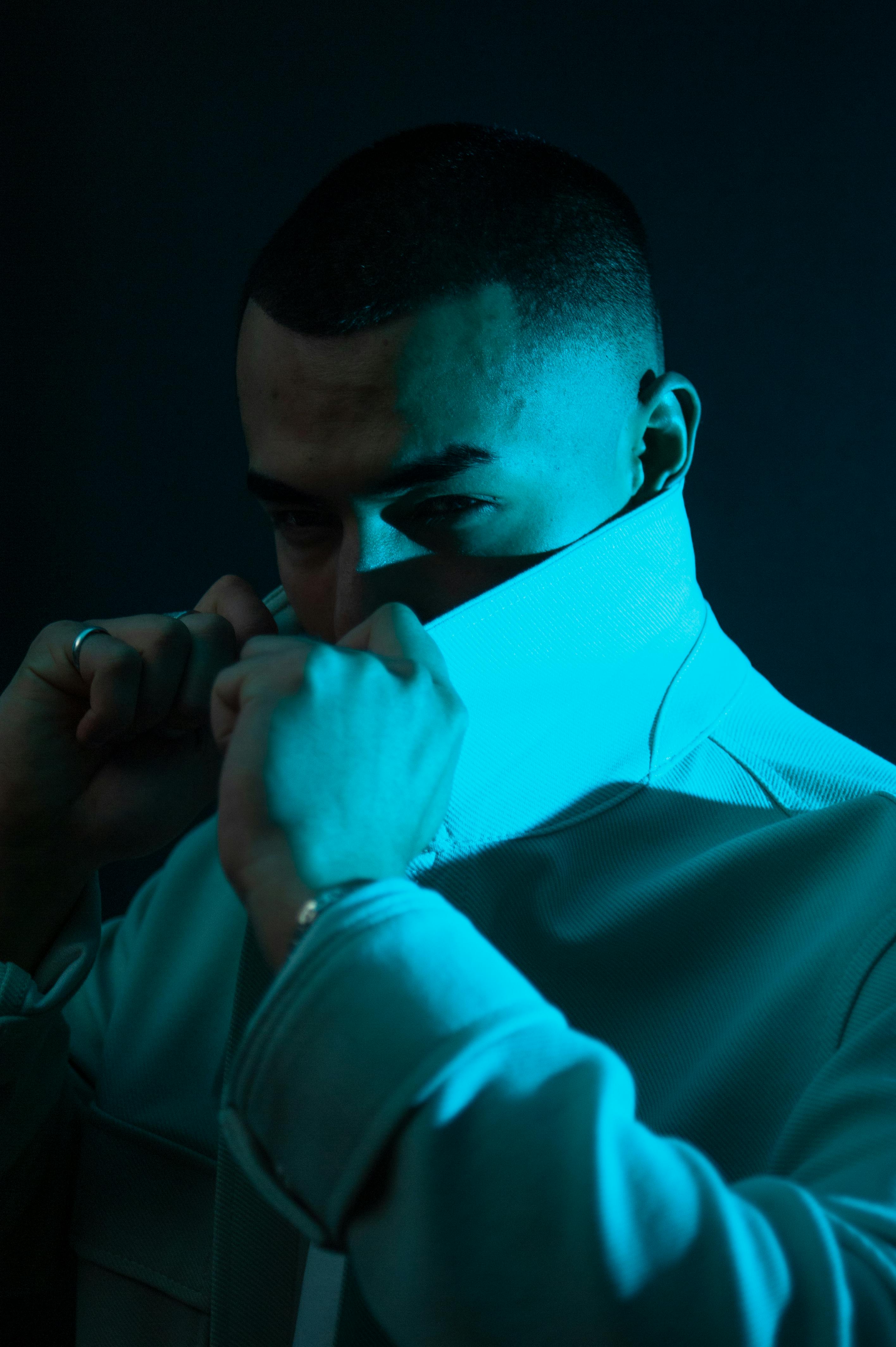 Ilmainen Mies Nostaa Valkokaulus Kuvapankkikuva