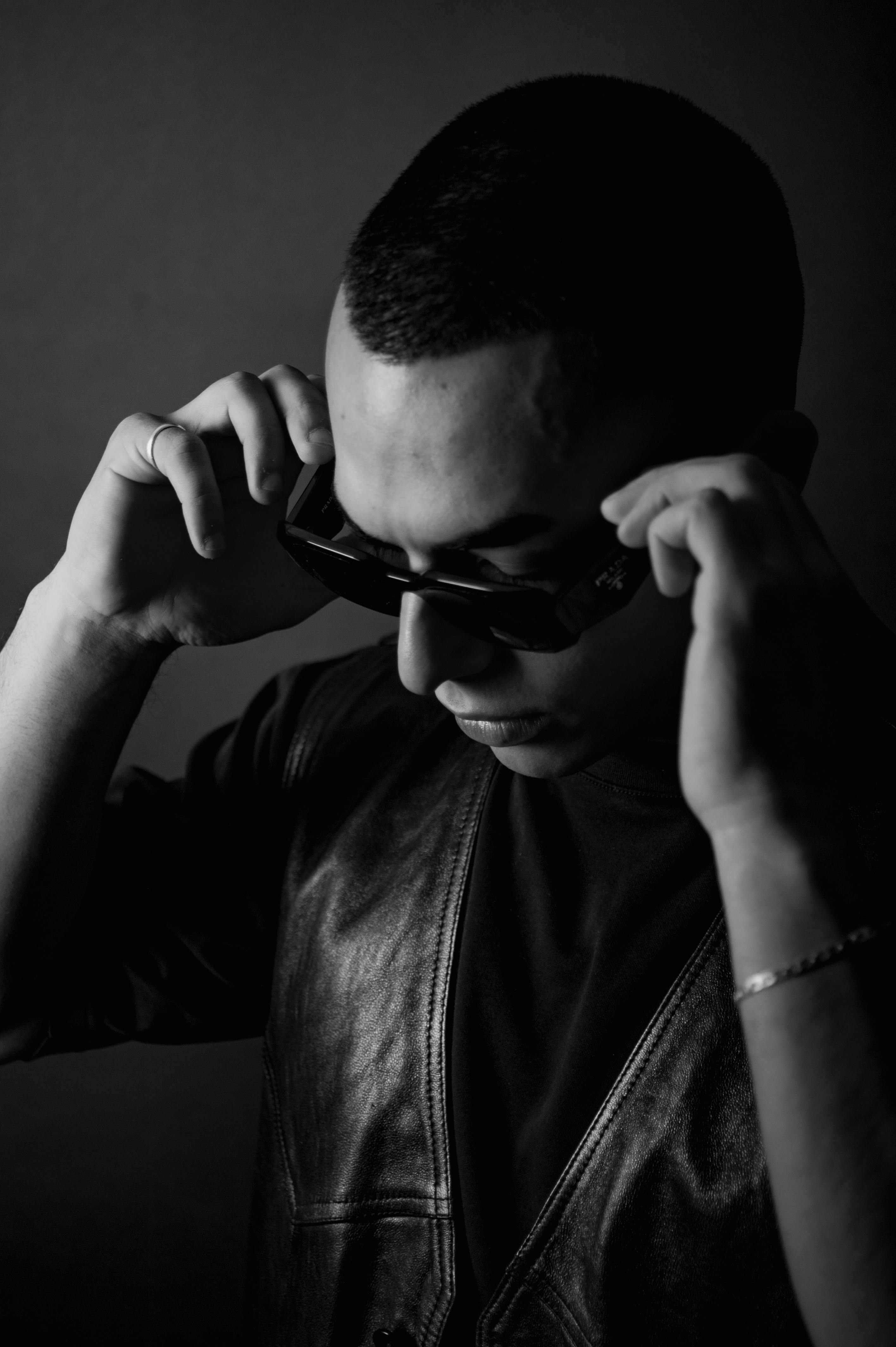 Kostnadsfria En Man Som Bär Solglasögon Stock foto