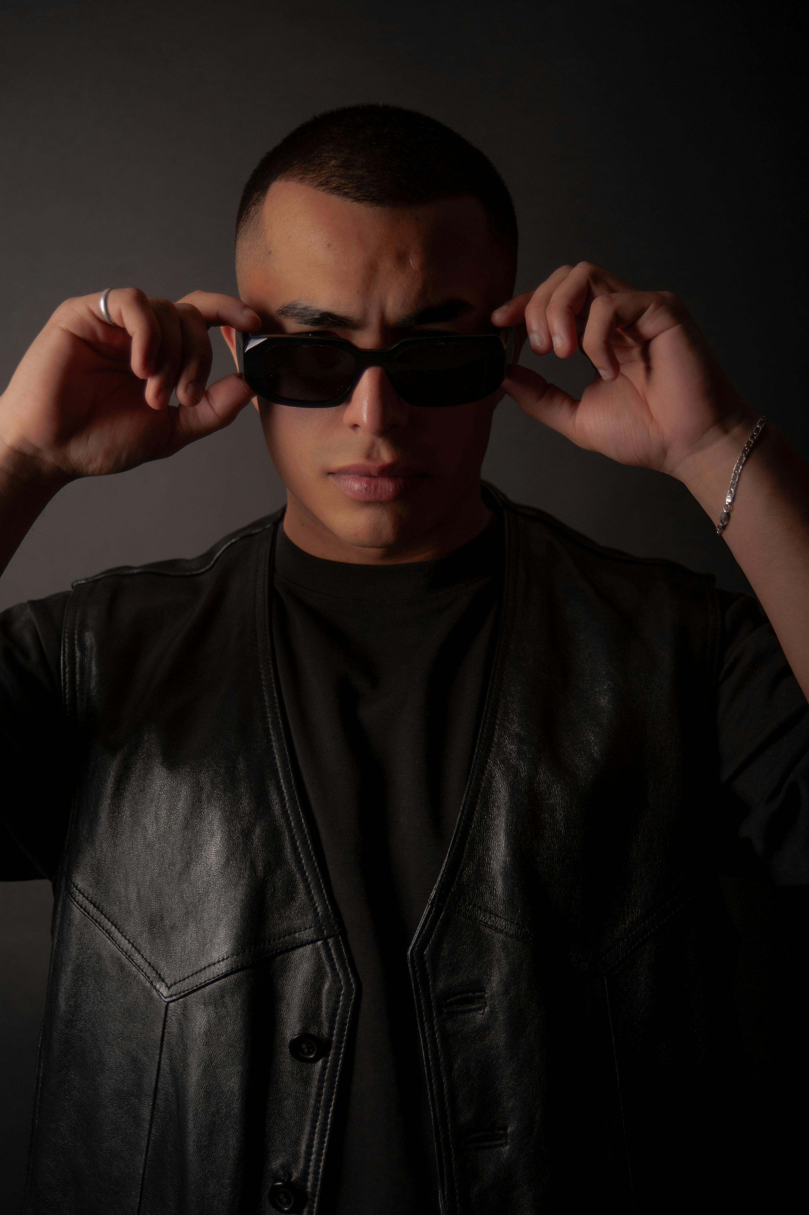 Gratuit Portrait D'un Homme Portant Des Lunettes De Soleil Photos