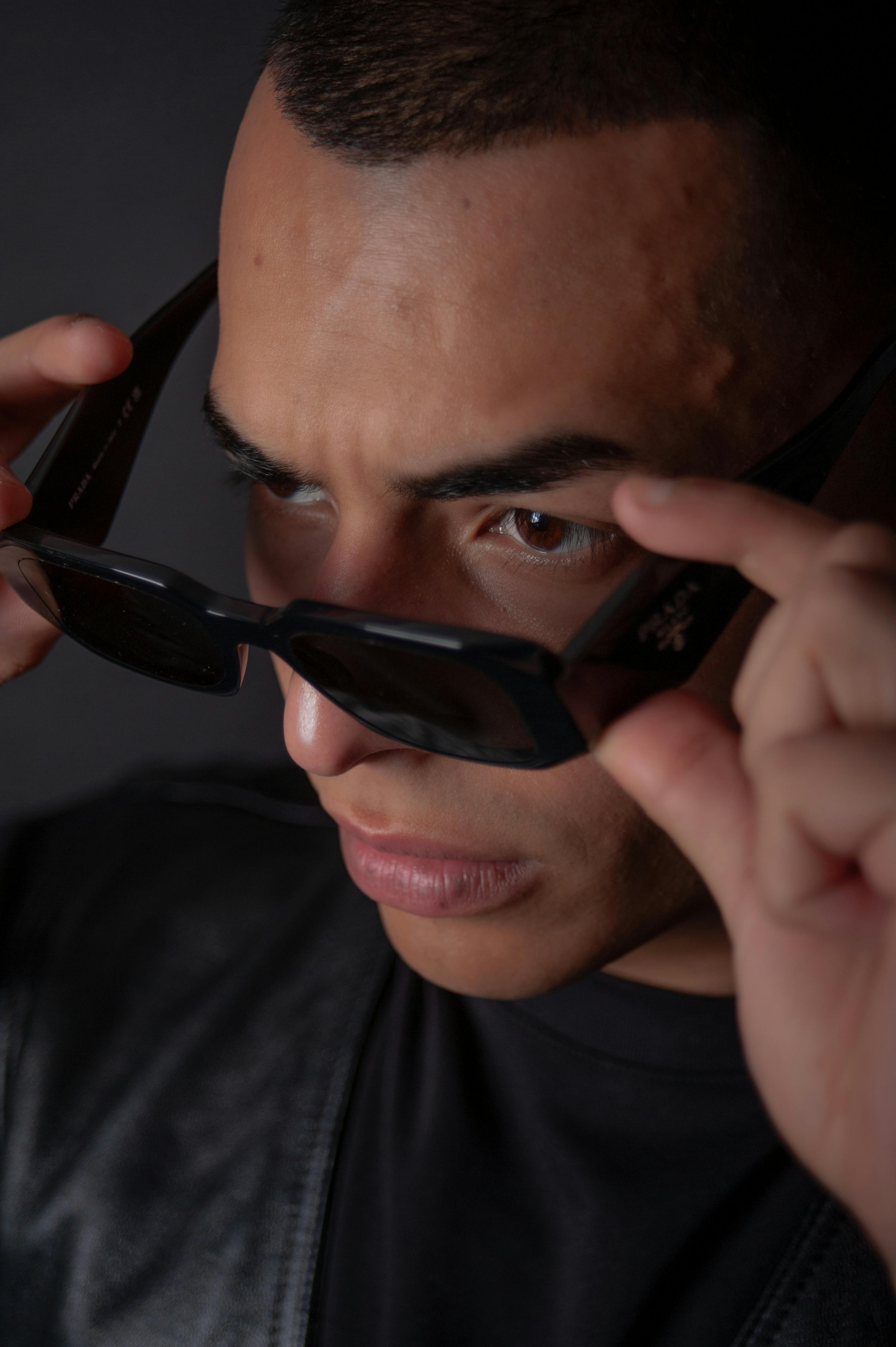 Miễn phí Một Người đàn ông đeo Kính Râm Ảnh lưu trữ