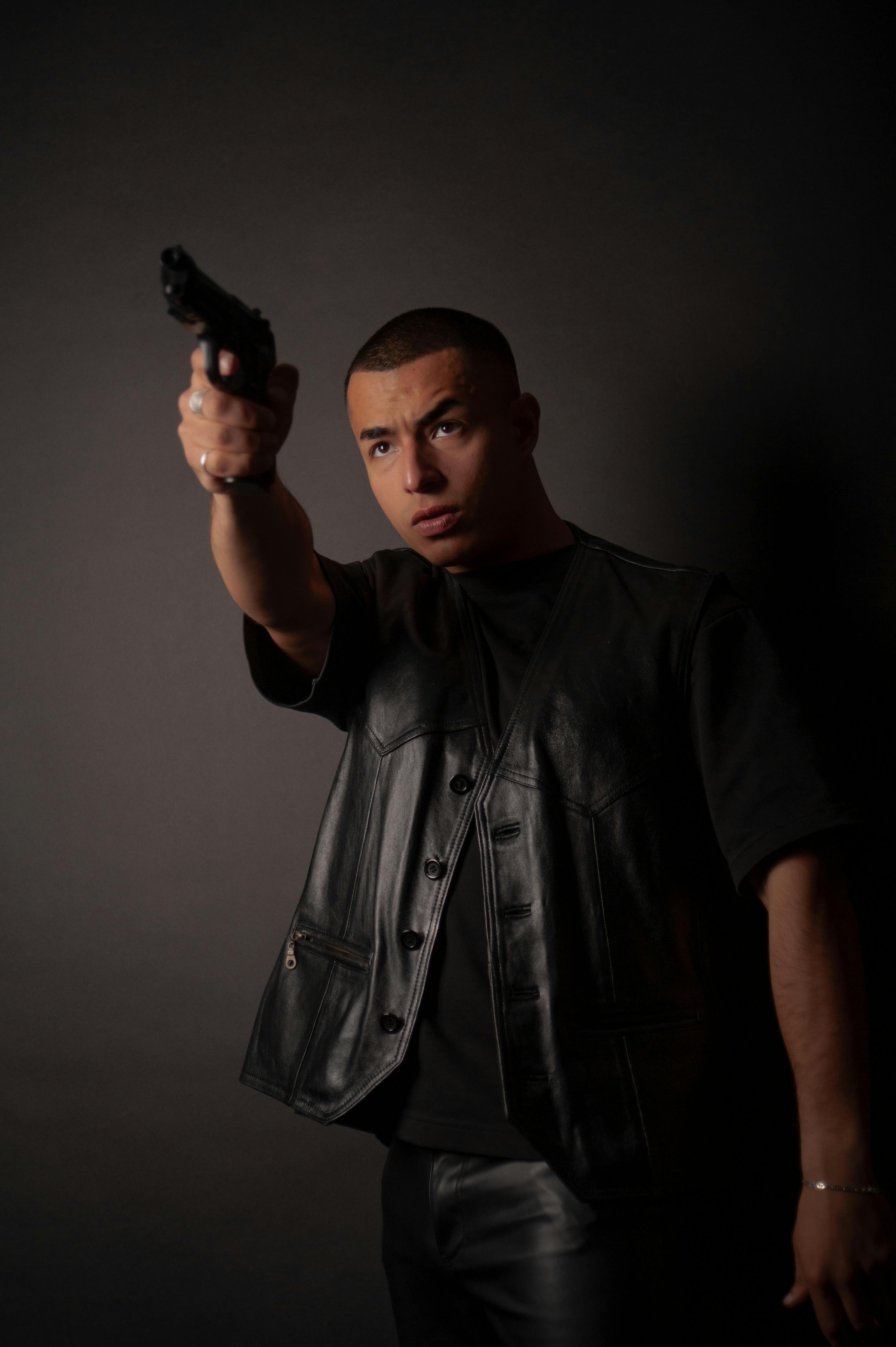 Gratuit Un Bărbat Care ține Un Pistol Fotografie de stoc