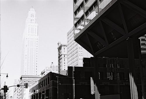 Fotobanka s bezplatnými fotkami na tému cestovať, čierny a biely, Empire State Building