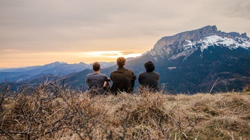 Photos gratuites de campagne, coucher de soleil, être assis