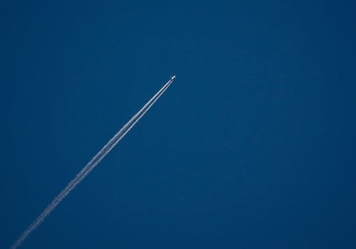 Photos gratuites de avion, ciel clair, sentier de vapeur