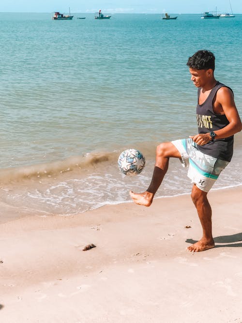 Foto profissional grátis de alegria, areia, bola de futebol