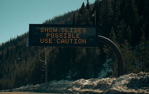 A sign that says snow blues stay off the road
