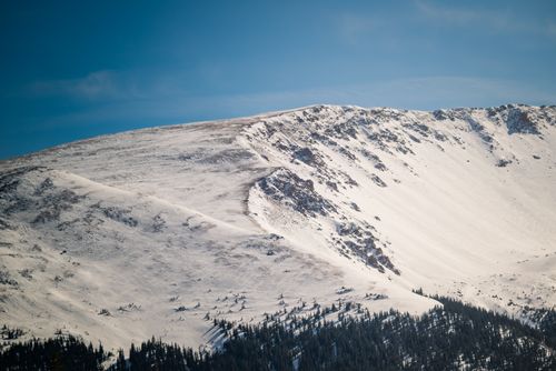 Free A beautiful view of a snow-covered mountain with clear blue skies, showcasing winter scenery. Stock Photo