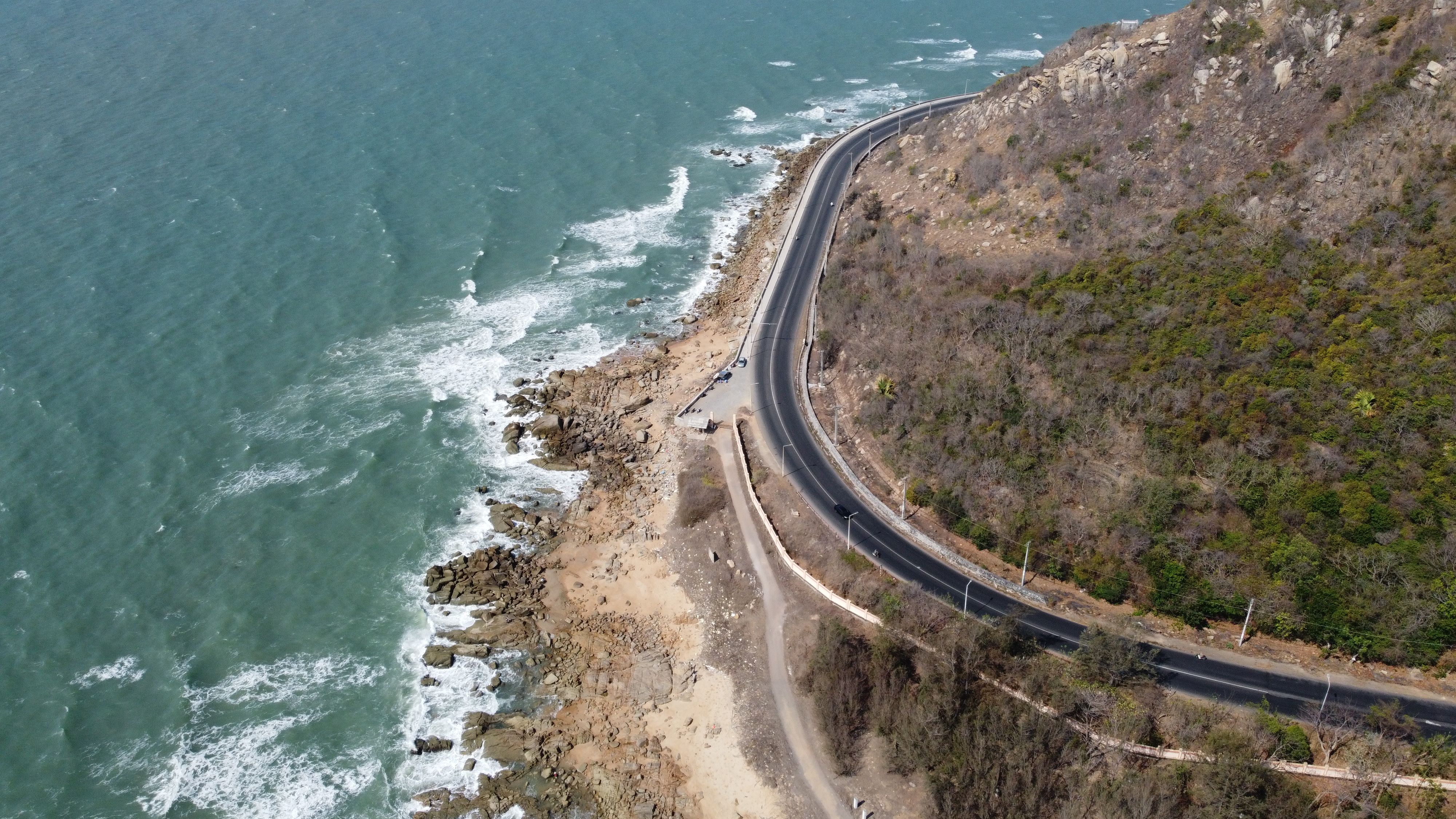 Road on Sea Coast · Free Stock Photo