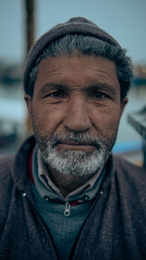Free Close-up portrait of an elderly man with gray hair and beard in Srinagar. Stock Photo