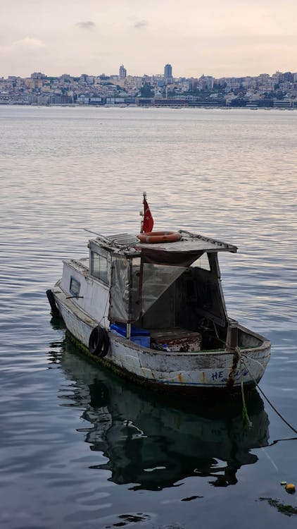 Photos gratuites de bateau, bord de l'eau, érodé