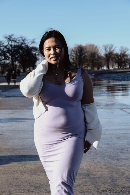 Безкоштовне стокове фото на тему «азіатська жінка, бузкова сукня, вагітна»