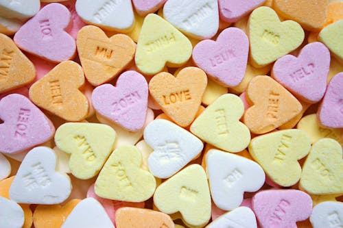 Free Sarı Pembe Turuncu Ve Beyaz Kalp şekerlerini Seviyor Stock Photo