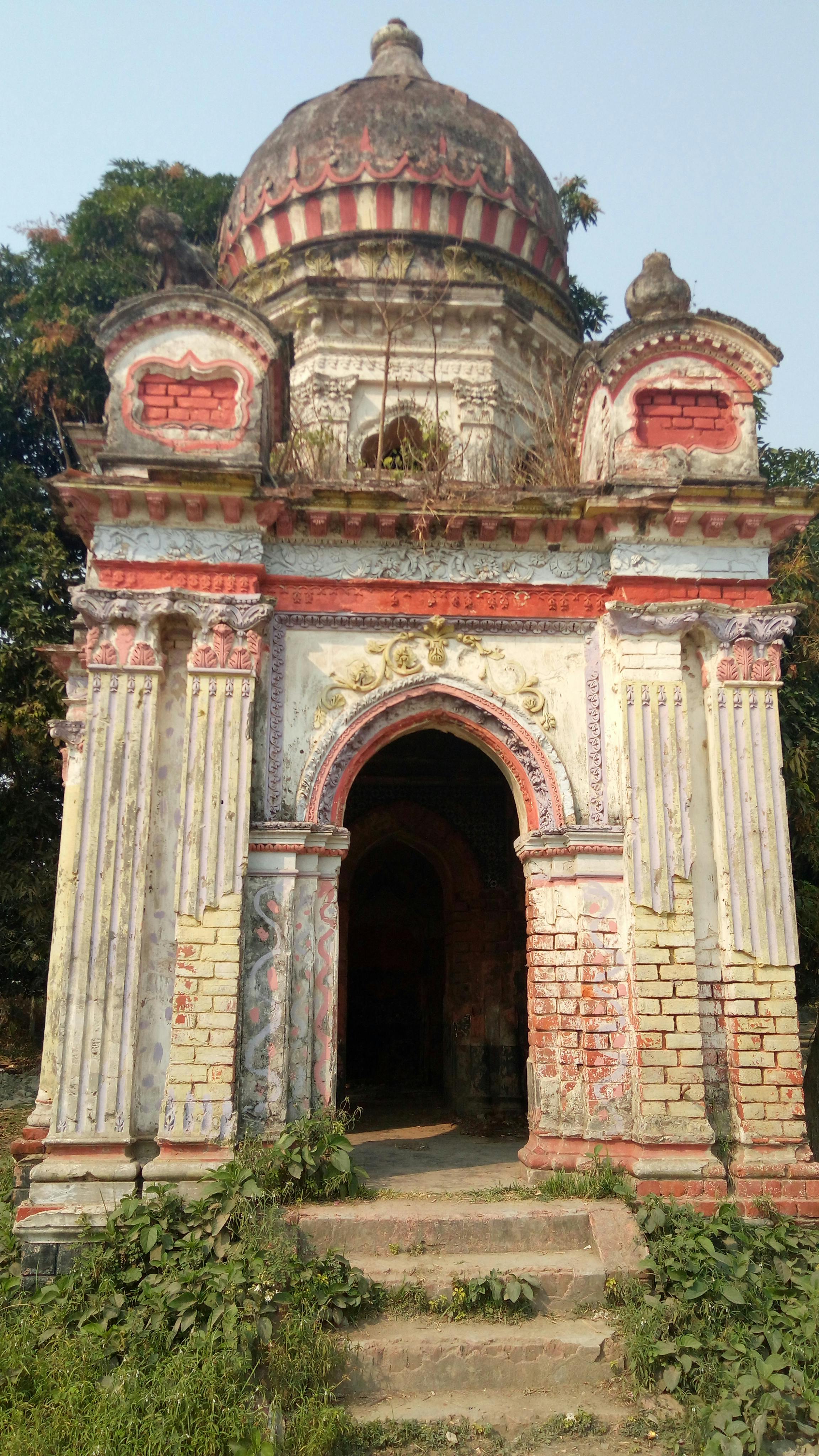 Barco navegando en aguas cristalinas, con montañas al fondo, representando un destino ecoturístico