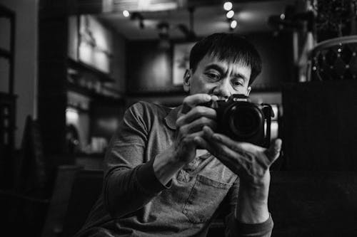 Imagine de stoc gratuită din alb-negru, aparat de fotografiat, bărbat asiatic
