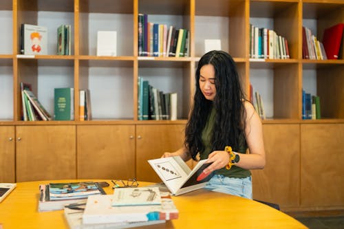 Безкоштовне стокове фото на тему «азіатська жінка, Бібліотека, дивлячись униз»
