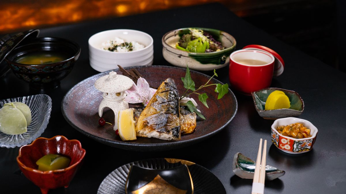 焼き魚と小鉢の和惣菜が並ぶお膳。鹿児島県南さつま市の和惣菜セットのイメージ