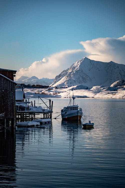 Kostenloses Stock Foto zu berge, blauer himmel, boot