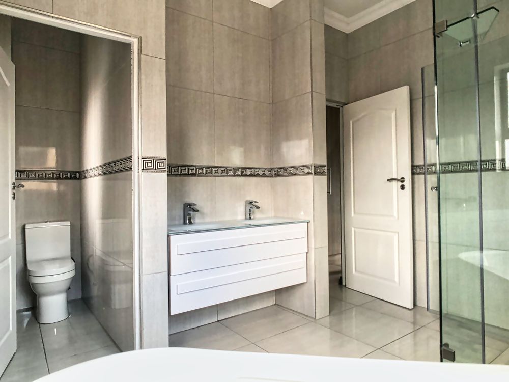 Ducha de obra en un baño moderno