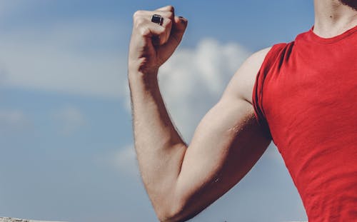 Hombre Levantando Su Brazo Derecho