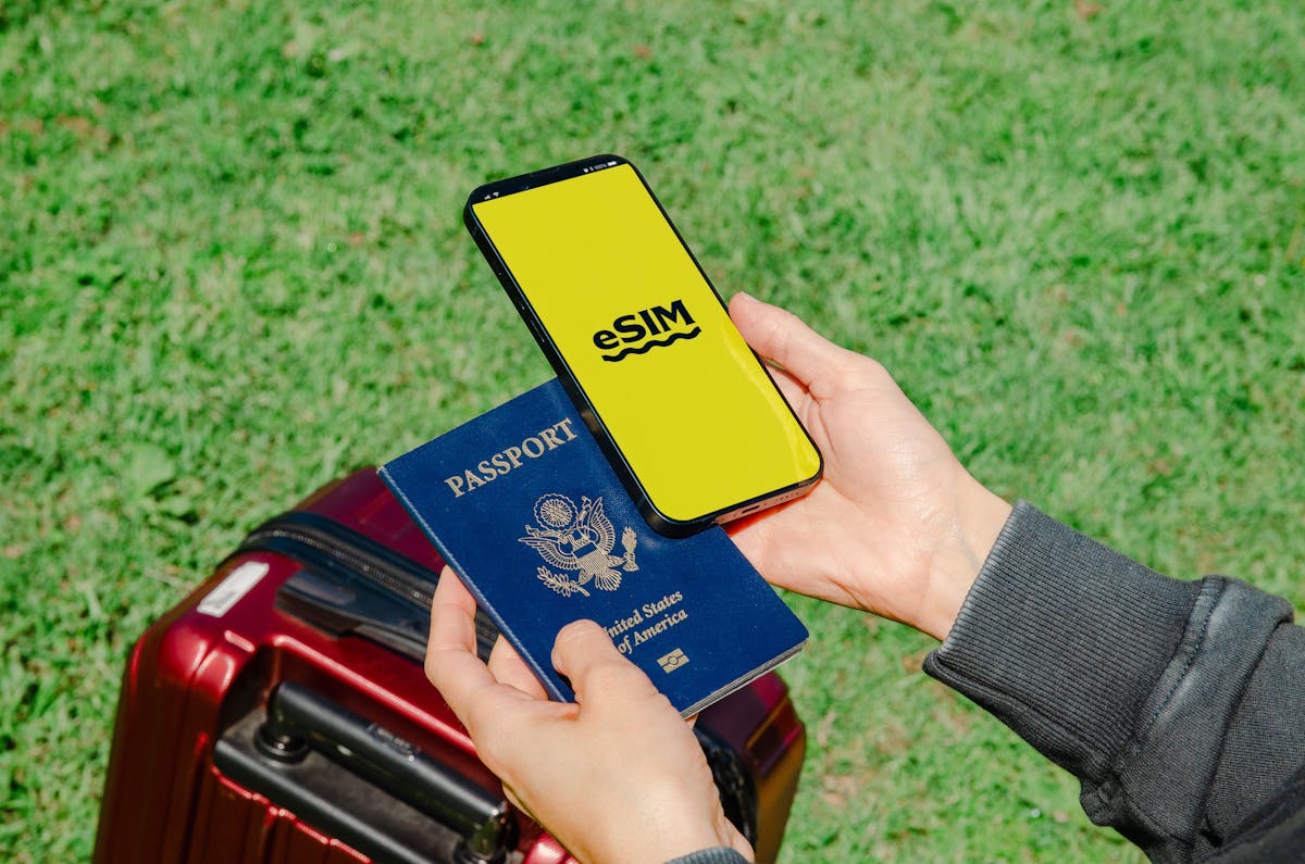 Primo piano di passaporto e smartphone accanto a bagagli