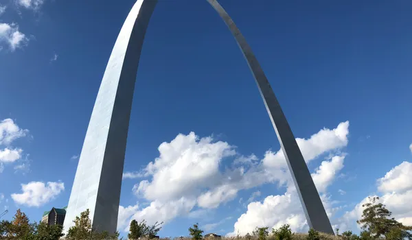 La Gateway Arch de Saint-Louis sous un ciel bleu