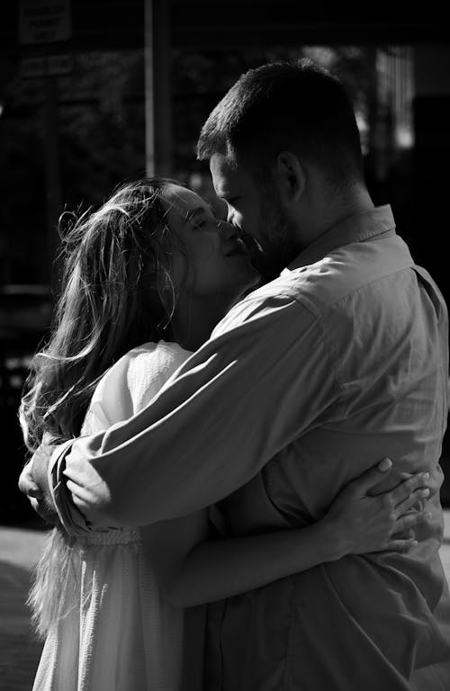 Foto profissional grátis de abraçando, beijando, camisa