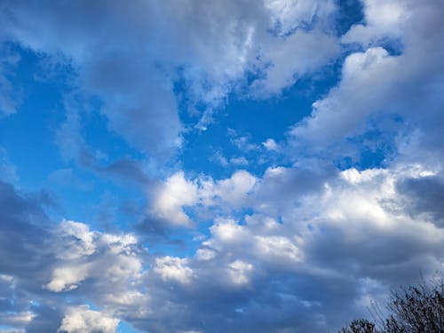 Kostenloses Stock Foto zu azurblau, bedeckt, bewölkter himmel