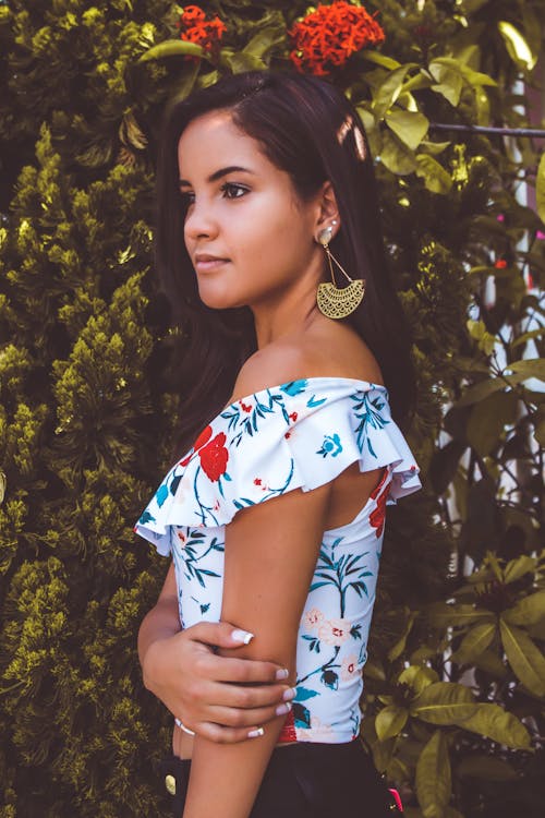 Femme, Debout, Devant, Fleurs