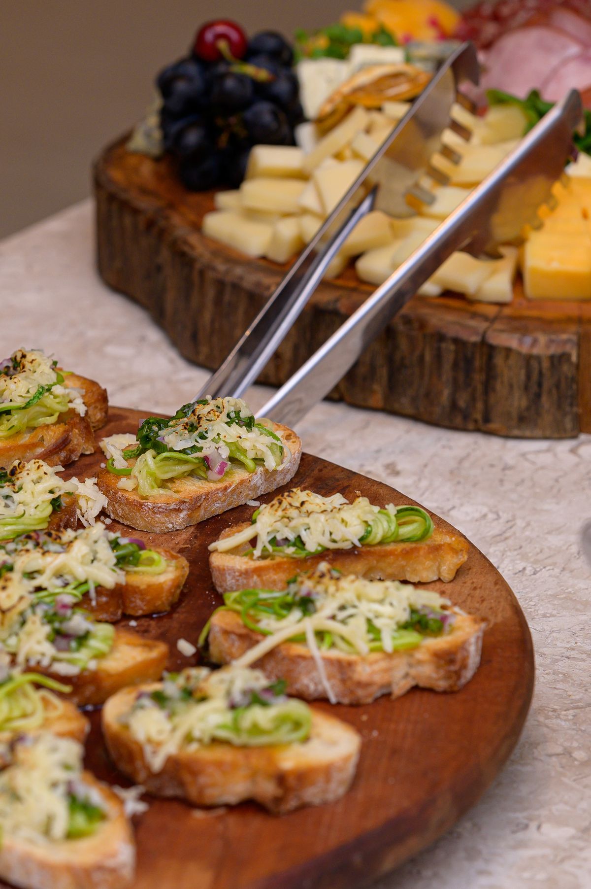 Canapés de pan tostado con queso servidos sobre tabla de madera