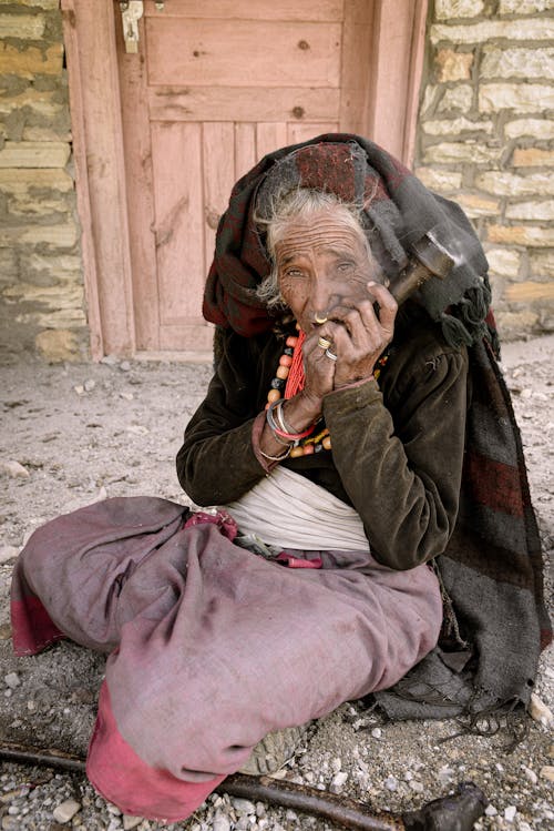 Anciana Teniendo Cigarro
