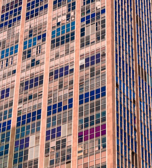 Fotografia De Baixo ângulo De Um Edifício Bege E Azul