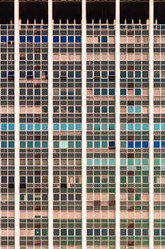 现代办公楼反光玻璃和钢结构的详细视图