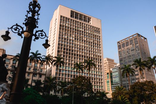 探索这座高楼林立、棕榈成荫的繁华都市的当代建筑