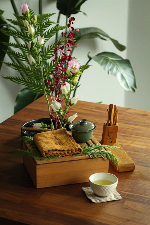 Чайная и цветочная композиция