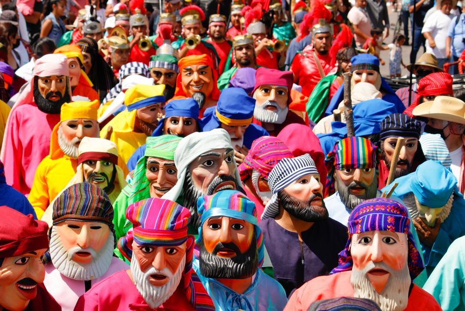 Multitud vestida de manera colorida celebrando en Purísima del Rincón, México.