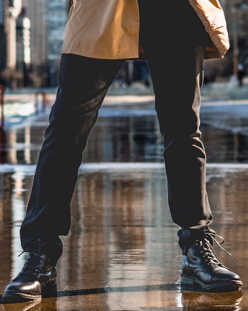 Kostenloses Stock Foto zu fußbekleidung, hose, mann