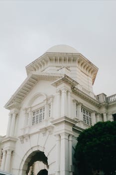 这座白色殖民地风格建筑外观令人惊叹，拥有经典的建筑结构和精致的立面细节