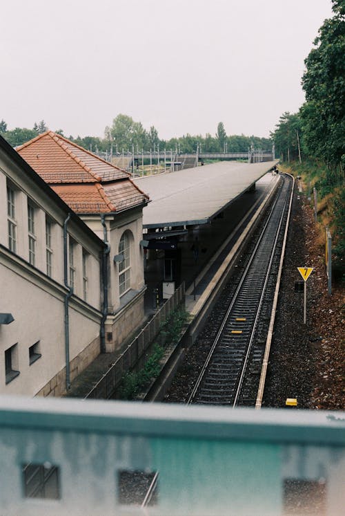 Ilmainen kuvapankkikuva tunnisteilla junanrata, junarata, laituri